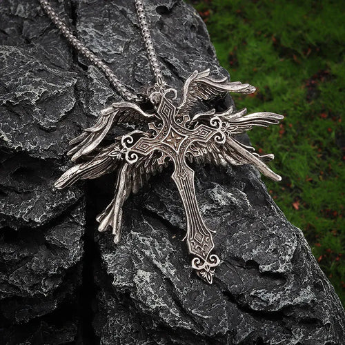 Collier avec pendentif en forme de croix avec un ange à six ailes