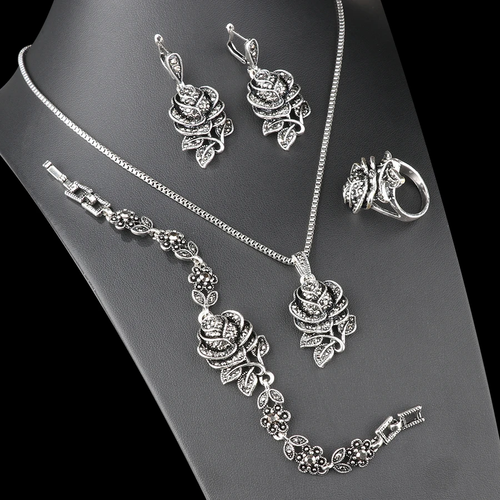 Élégant ensemble en argent avec zircon