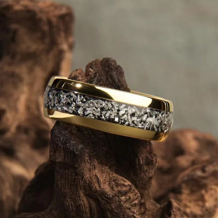 Bague avec incrustations dorées brillantes