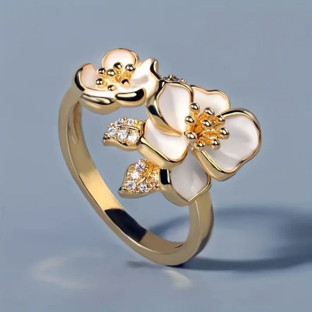Bague en or avec fleur blanche